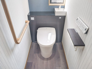 トイレリフォーム デザイン性と収納力を両立させた、かっこいいトイレ