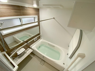 バスルームリフォーム 階段下のタイル浴室からユニットバスへ、あたたかく快適なお風呂