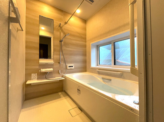 バスルームリフォーム ヒヤッと感を抑えたあたたかい浴室＆たくさん収納できる洗面化粧台