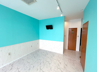 内装リフォーム 大理石調フロアとターコイズブルーが映えるおしゃれなお店